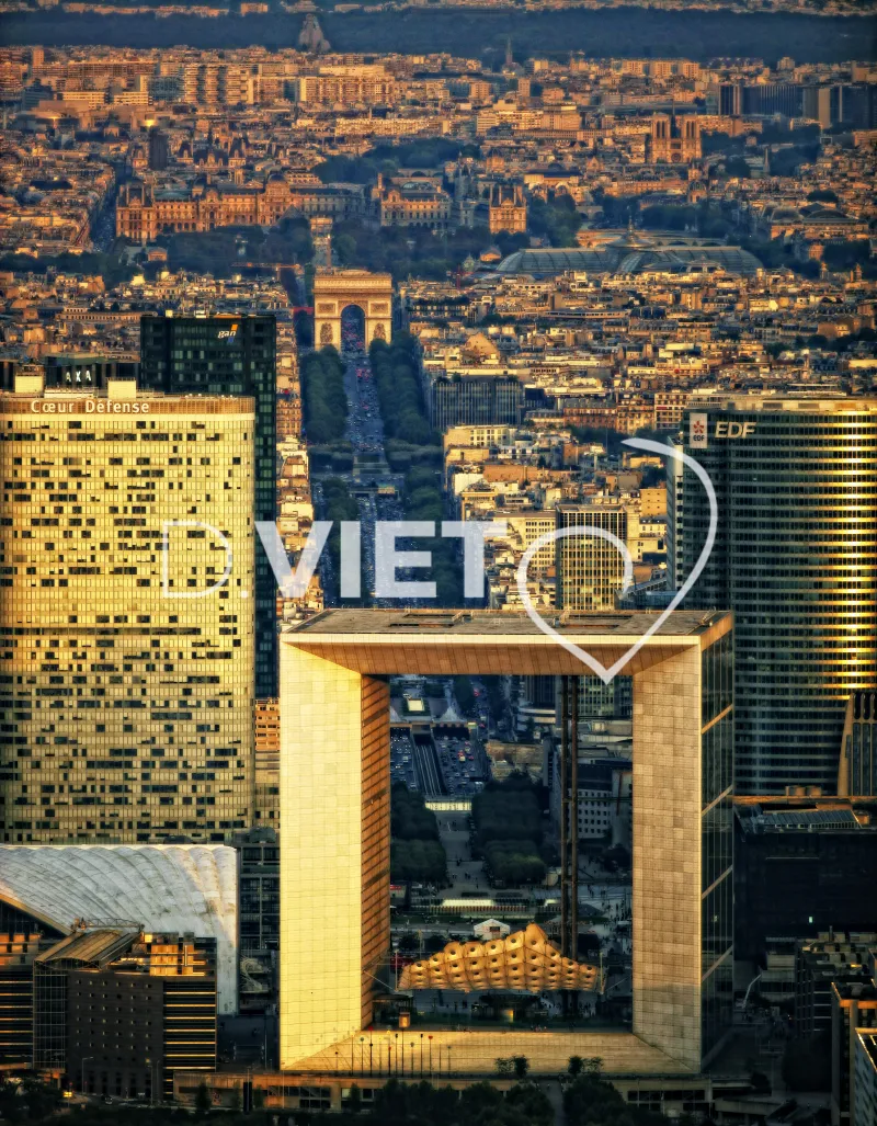 Photo Dominique VIET - Arche de La Défense et Arc de Triomphe