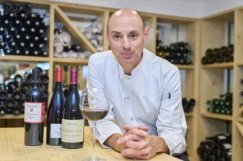 Photo Dominique VIET - Stephane Tourni&eacute; dans sa cave &agrave; vins