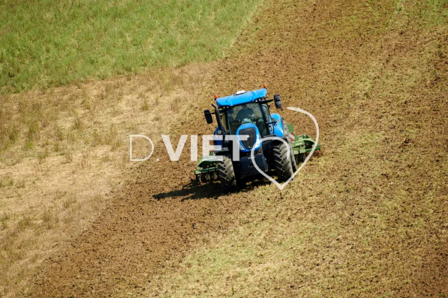 Photo Dominique VIET - Déchaumage préparation pour semis