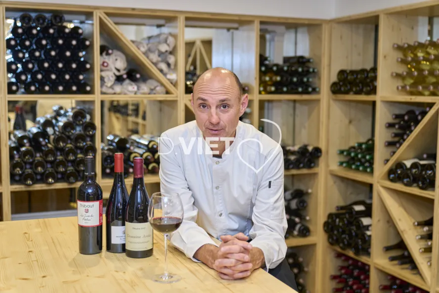 Photo Dominique VIET - Stephane Tournié dans sa cave à vins