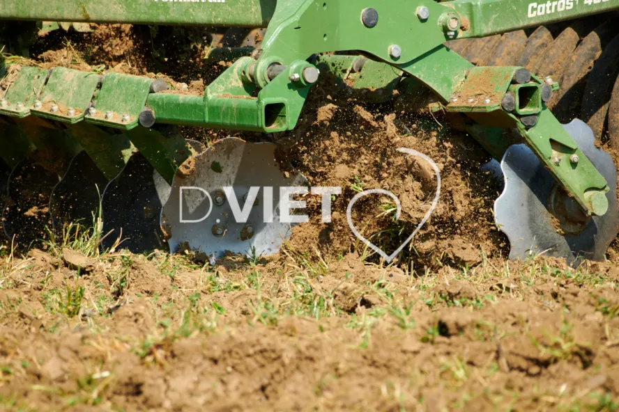 Photo Dominique VIET - Déchaumage préparation pour semis