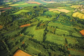 Photo Dominique VIET - paysage de bocage et son moulin