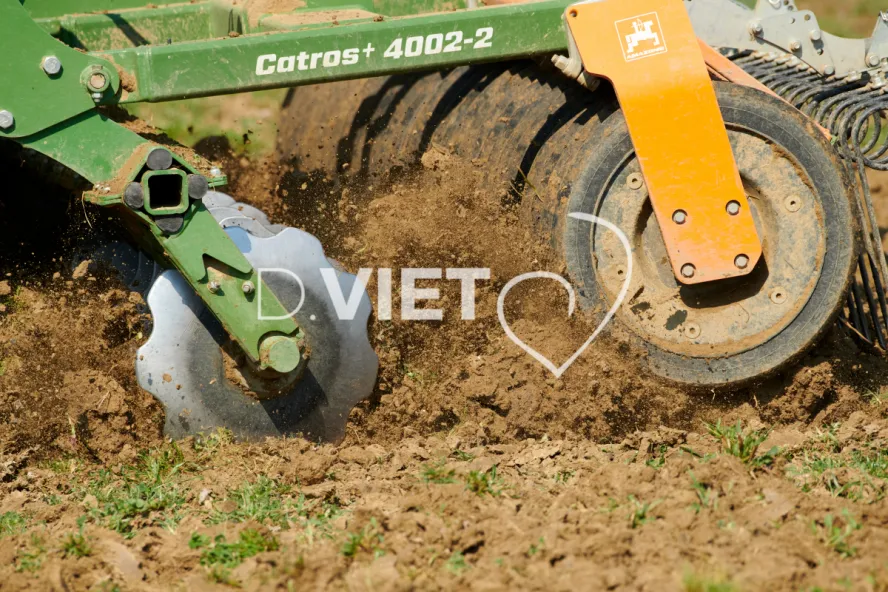 Photo Dominique VIET - Déchaumage préparation pour semis