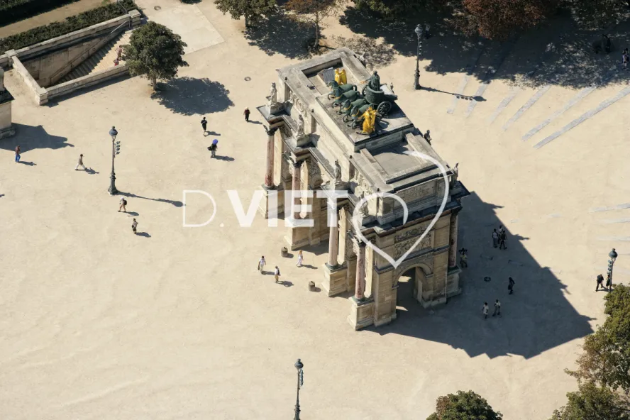 Photo Dominique VIET - arc de triomphe du carrousel quadrige de chevaux de bronze