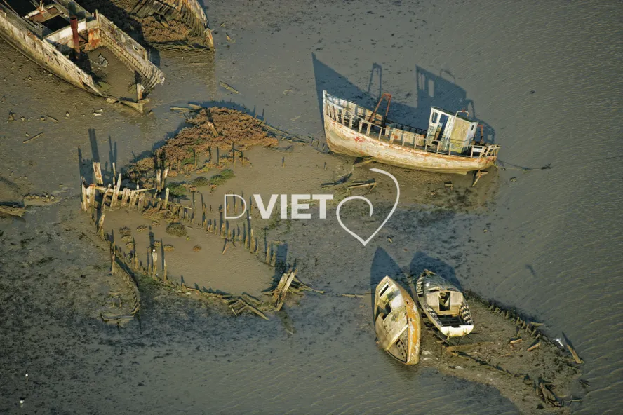 Photo Dominique VIET - Cimetiere de bateaux