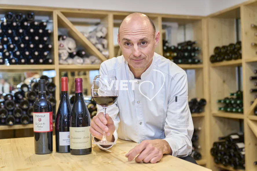 Photo Dominique VIET - Stephane Tournié dans sa cave à vins
