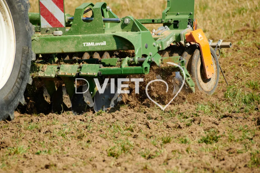 Photo Dominique VIET - Déchaumage préparation pour semis