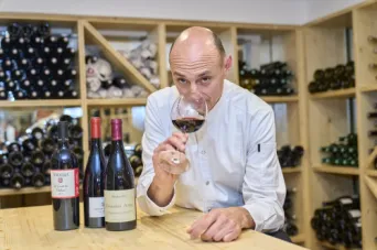 Photo Dominique VIET - Stephane Tourni&eacute; dans sa cave &agrave; vins