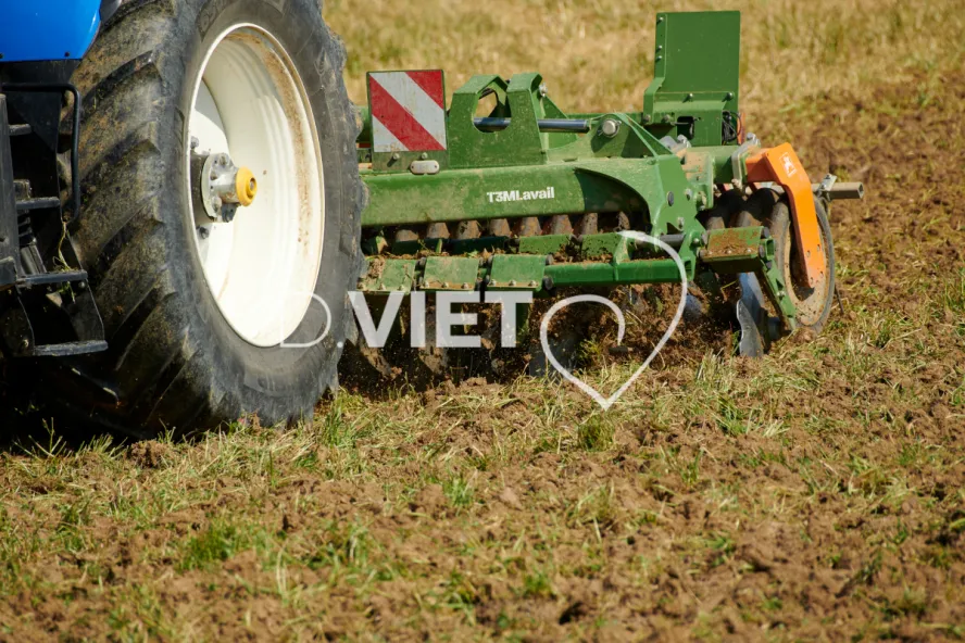 Photo Dominique VIET - Déchaumage préparation pour semis