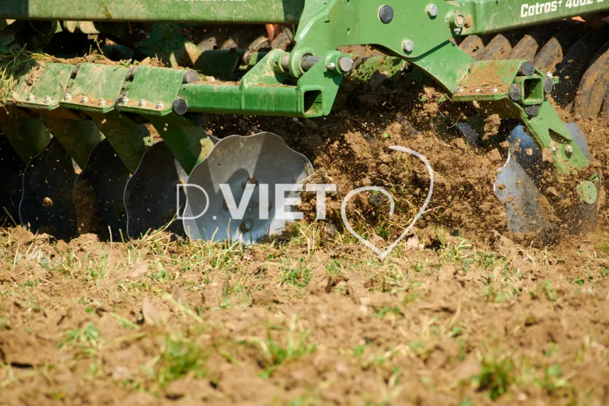 Photo Dominique VIET - Déchaumage préparation pour semis
