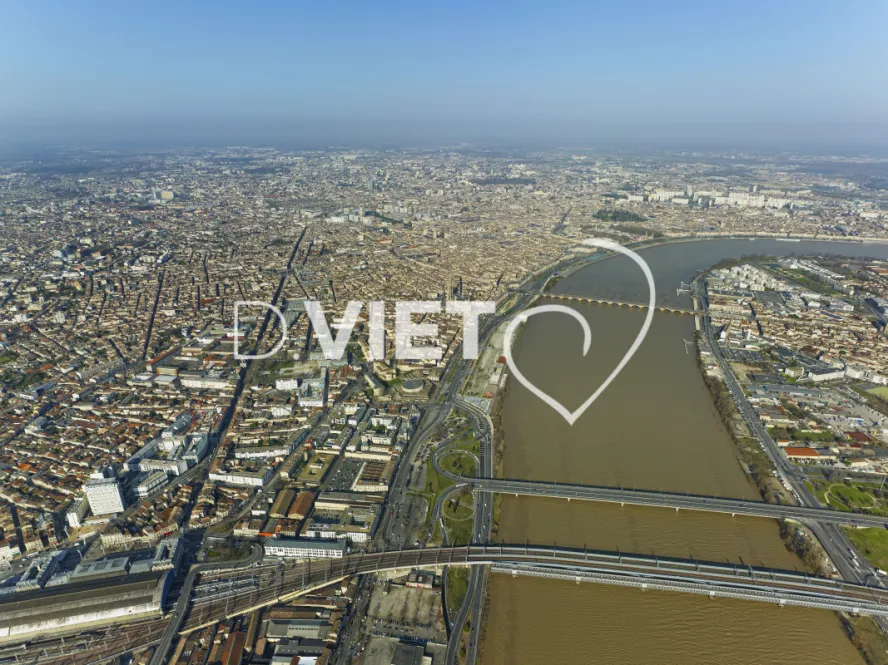 Photo Dominique VIET - Centre ville Pont St Pierre et St jean