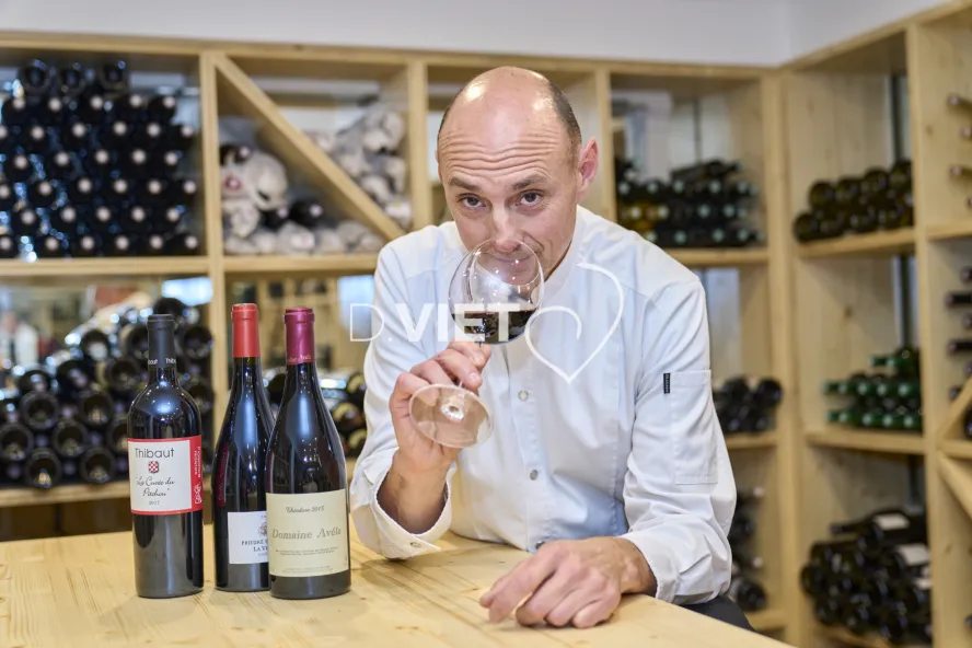 Photo Dominique VIET - Stephane Tournié dans sa cave à vins