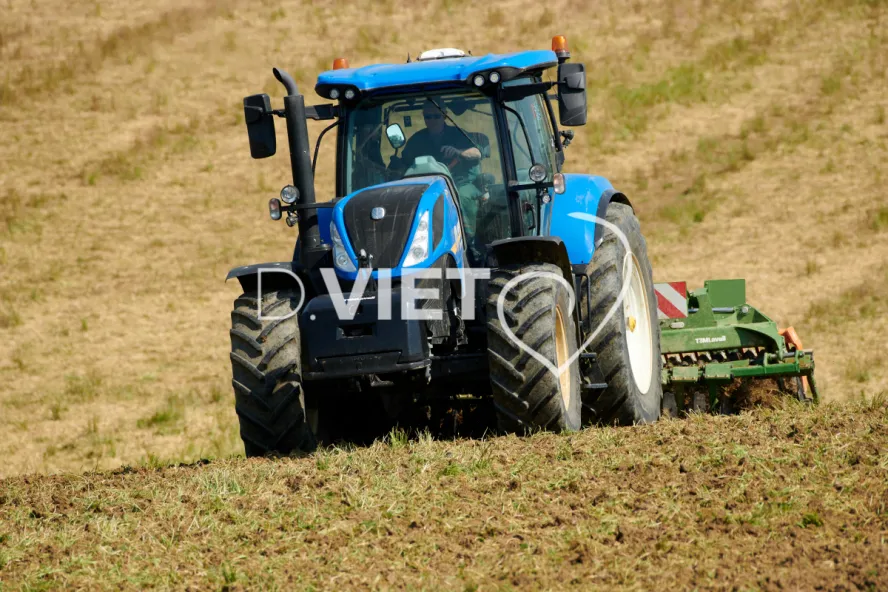 Photo Dominique VIET - Déchaumage préparation pour semis