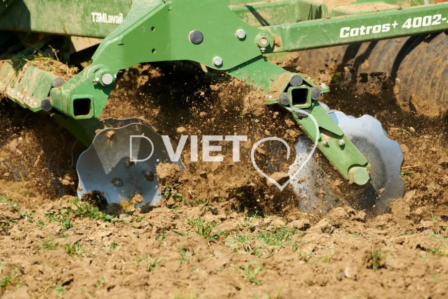 Photo Dominique VIET - Déchaumage préparation pour semis