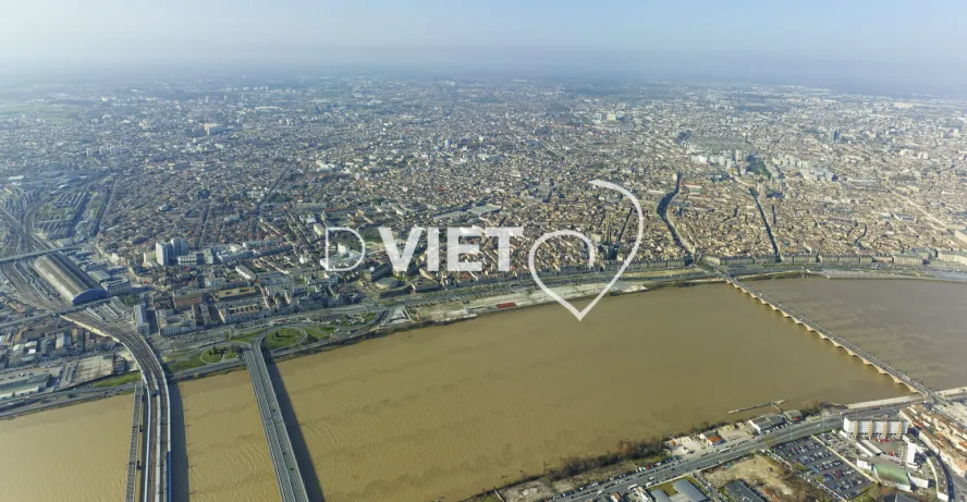 Photo Dominique VIET - Centre ville Pont St Pierre et St jean