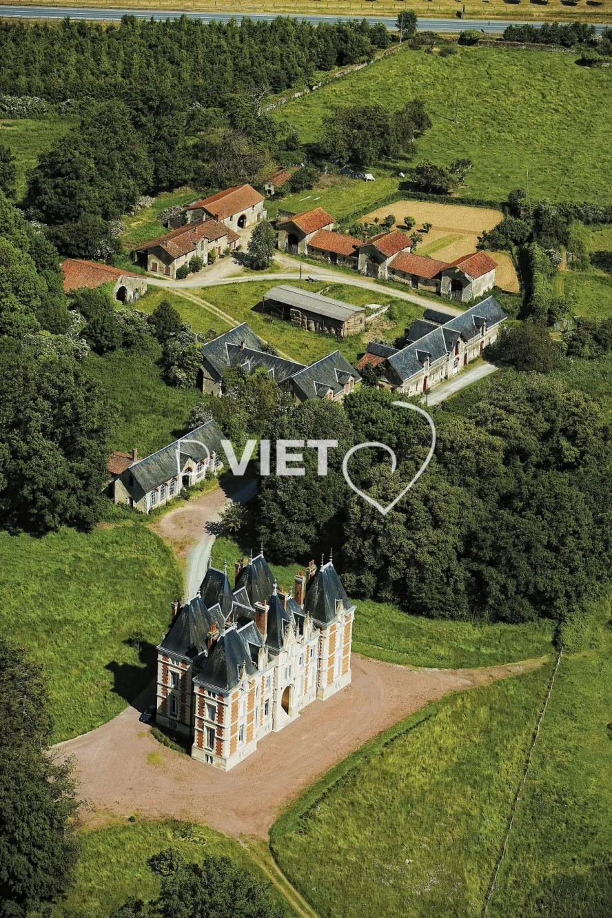 Photo Dominique VIET - chateau et ferme