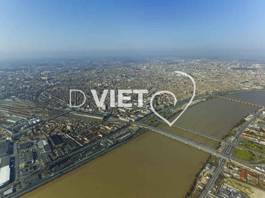 Photo Dominique VIET - Centre ville Pont St Pierre et St jean