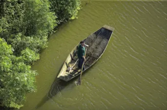 Photo Dominique VIET - Yole sur le canal de Vix