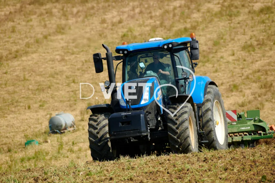 Photo Dominique VIET - Déchaumage préparation pour semis