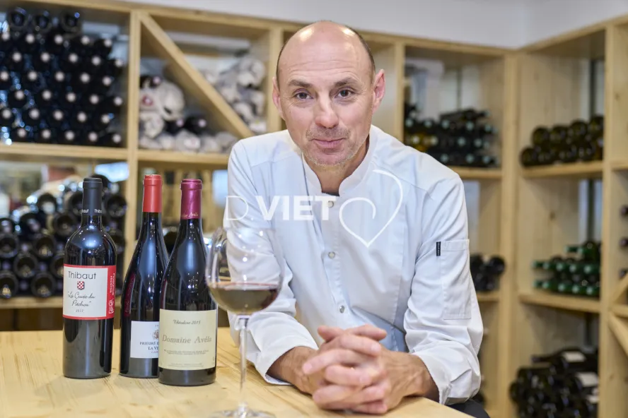 Photo Dominique VIET - Stephane Tournié dans sa cave à vins